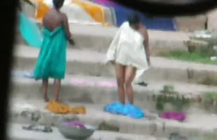 Petite amie aux gros seins aux cheveux courts suce et chevauche les meilleures sites x gratuit une bite à la piscine