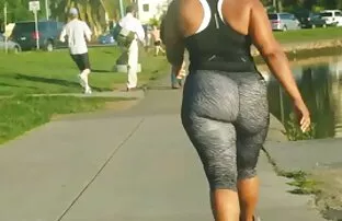Une black mature sexy meilleur site hentail baise un jeune homme blanc